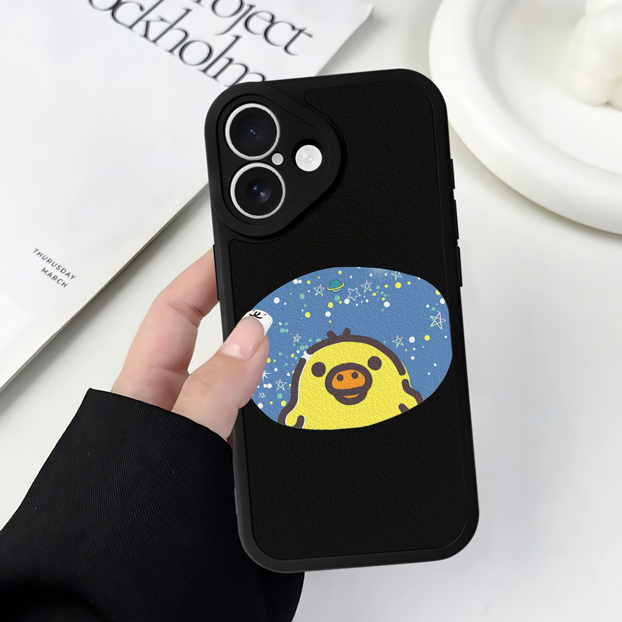 （画像用） リラックマ リラックマ キイロイトリ Rilakkuma Korilakkuma Kiiroitori 【iPhone 16シリーズ対応】シリコンスマホケース（レザー調） 材質：シリコン